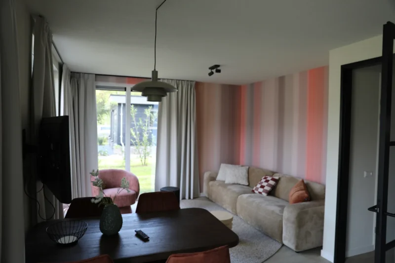 Woonkamer met grote ramen op De Wielsche Dreef