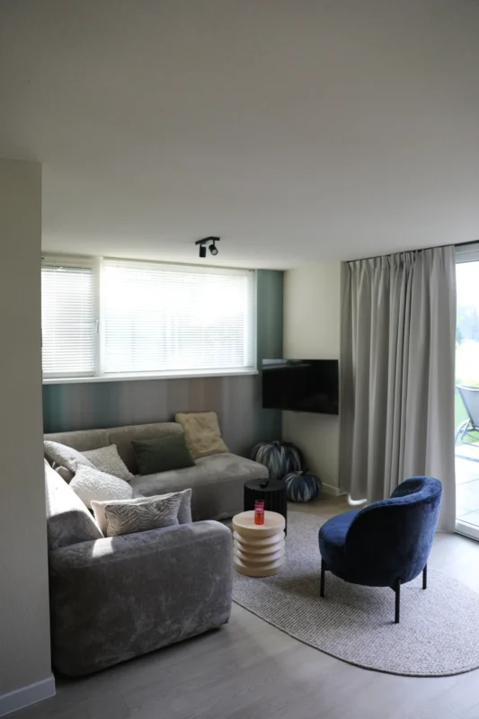 Woonkamer met uitzicht op de tuin op De Wielsche Dreef
