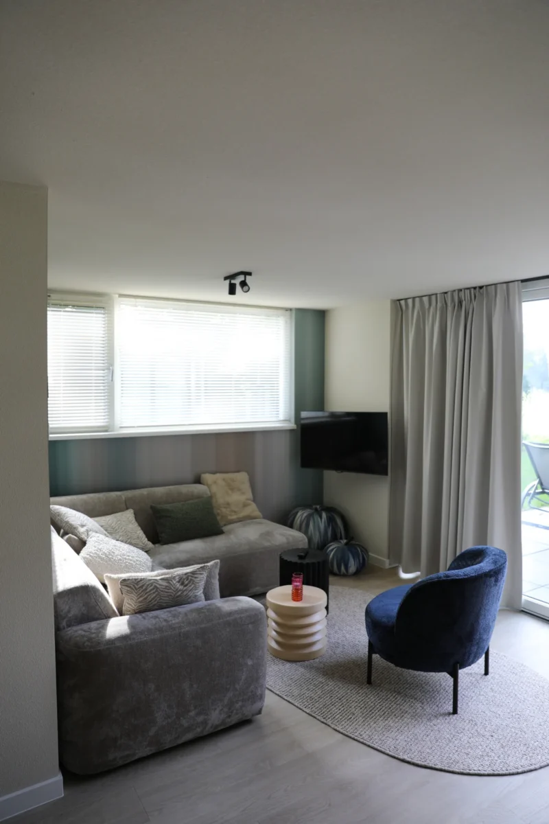 Woonkamer met uitzicht op de tuin op De Wielsche Dreef