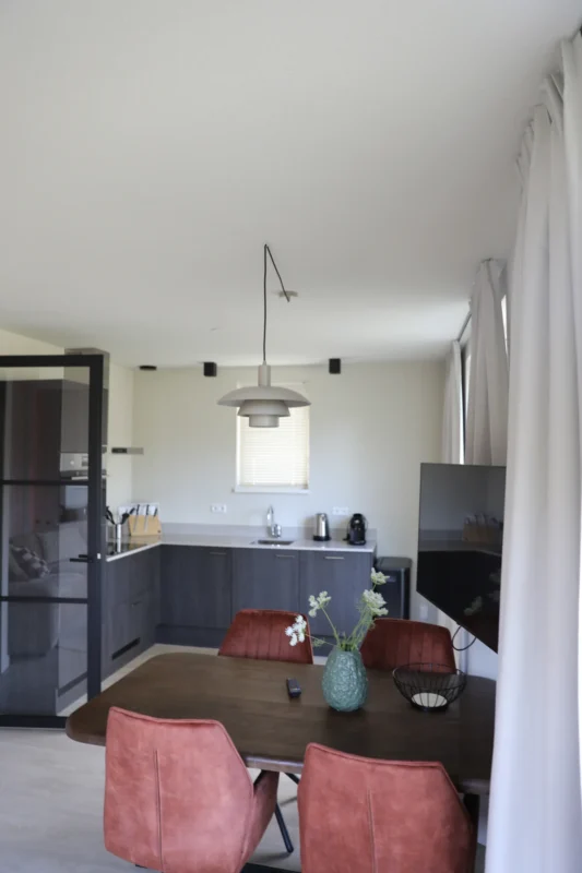 Woonkamer en keuken van een huis op De Wielsche Dreef