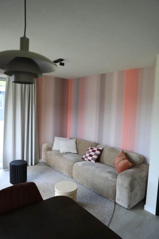 Zithoek met bank in een vakantiewoning op De Wielsche Dreef