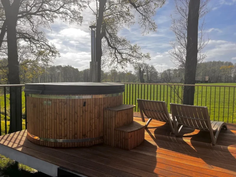Houtgestookte hottub bij een kampeerplaats met privé sanitair