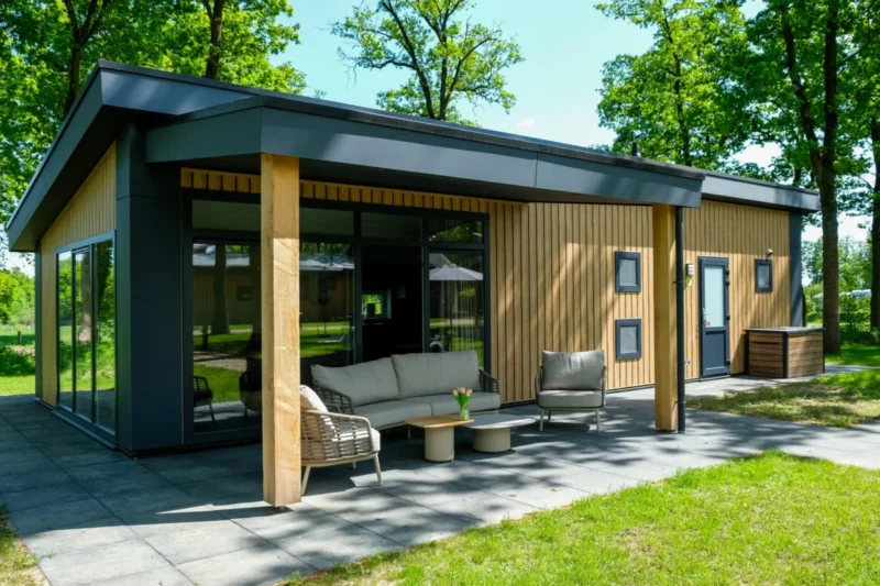 Moderne Wood Cottage tussen de bomen op De Witte Berg