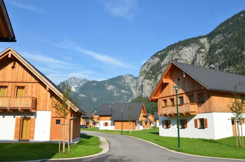 Straatje tussen de chalets bij Dormio Resort Obertraun
