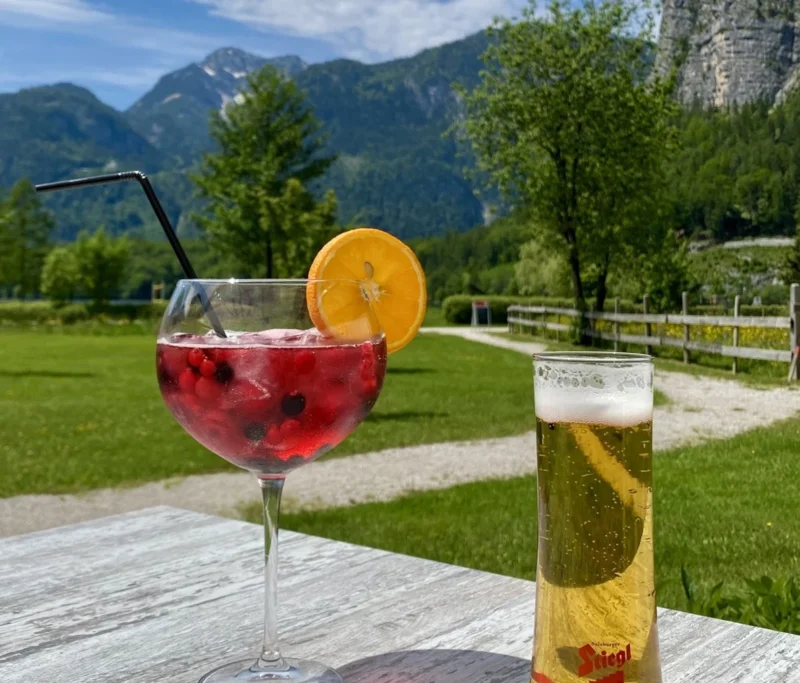 Terras met uitzicht op de bergen bij Dormio Resort Obertraun