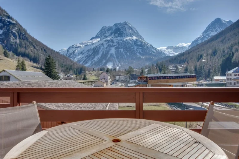 Balkon met bergzicht bij Dormio Resort Les Portes du Mont Blanc