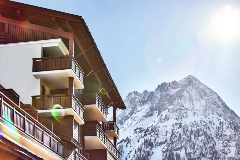 Winters appartementengebouw bij Dormio Resort Les Portes du Mont Blanc