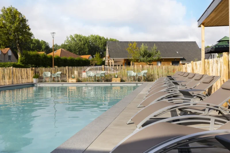 Ligstoelen langs het zwembad bij Dormio Resort Berck-sur-Mer