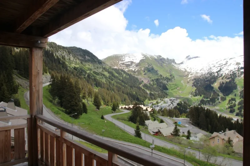 Balkon met uitzicht bij Dormio Resort Les Portes Du Grand Massif