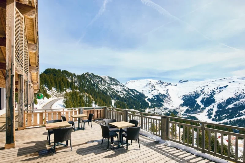Terras met bergzicht bij Dormio Resort Les Portes Du Grand Massif