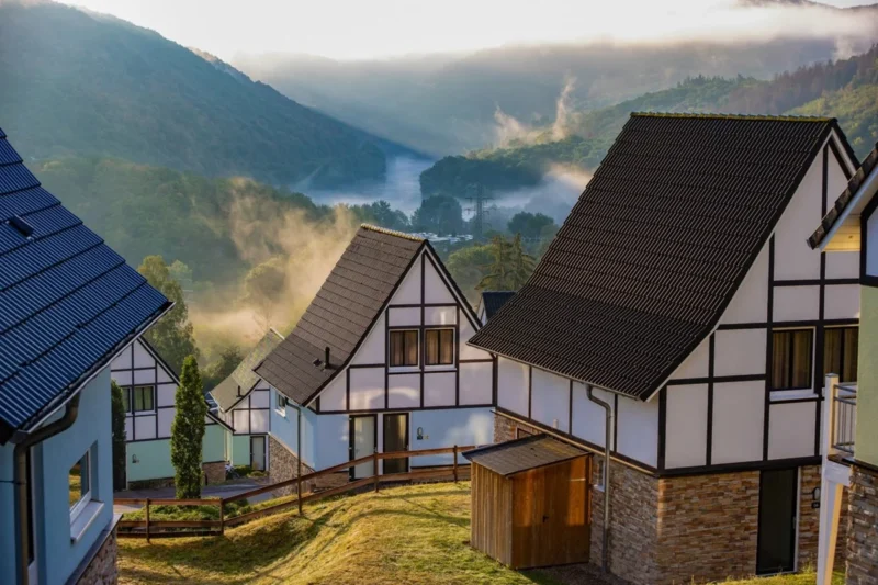 Vakwerkhuizen van Dormio Resort Eifeler Tor met uitzicht over het Rurdal