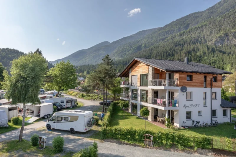 Appartementengebouw tussen de bergen bij EuroParcs Hermagor · Nassfeld