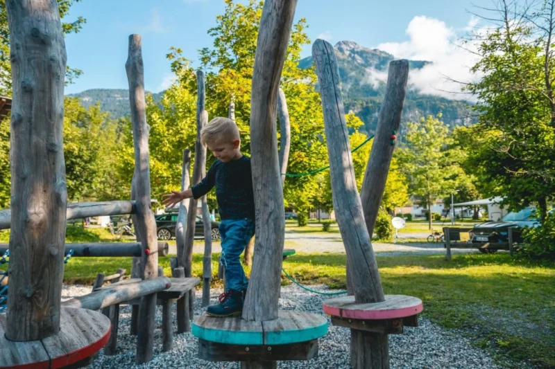 Buiten spelen tussen de bomen bij EuroParcs Hermagor · Nassfeld