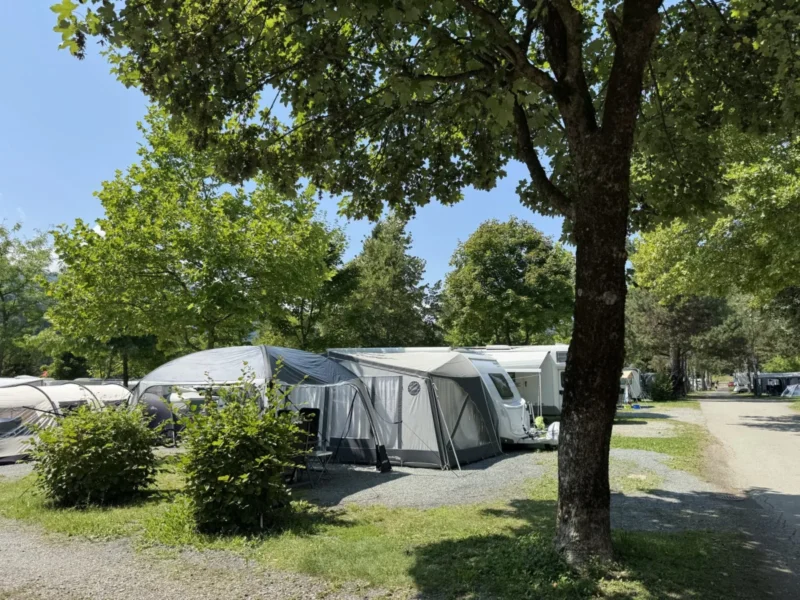 Caravan onder de bomen bij EuroParcs Hermagor · Nassfeld