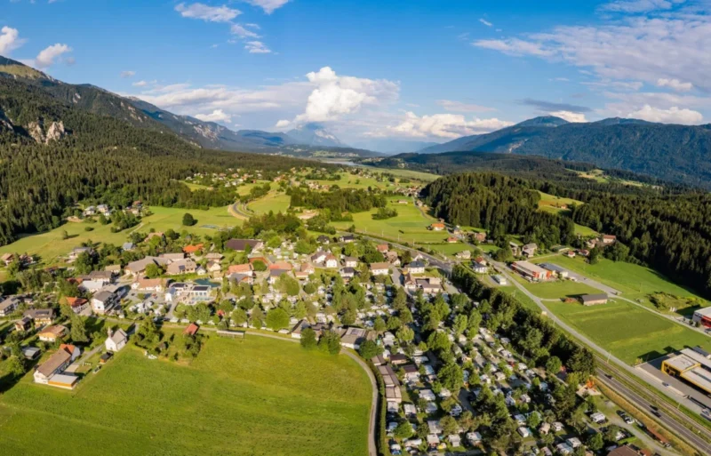 Overzicht van het park in het Gailtal bij EuroParcs Hermagor · Nassfeld