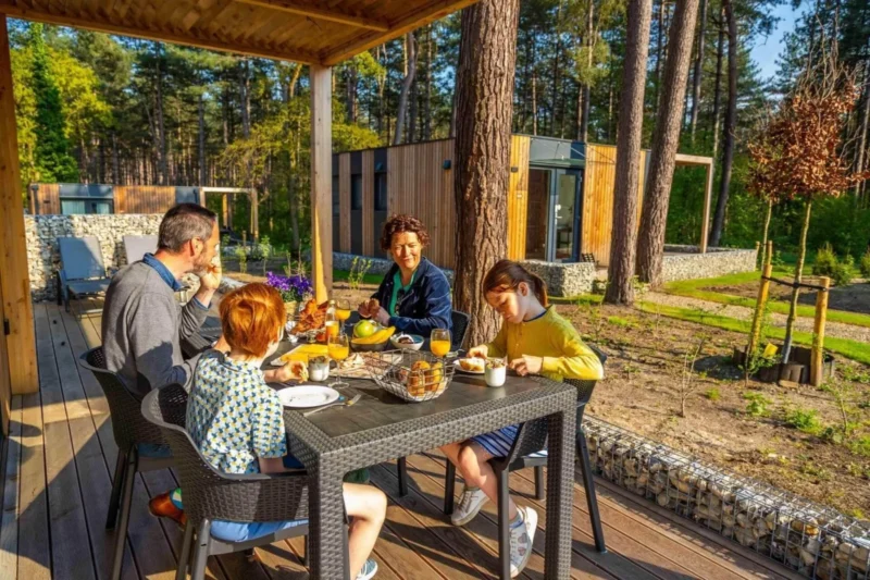 Eten op het overdekte terras bij EuroParcs Hoge Kempen