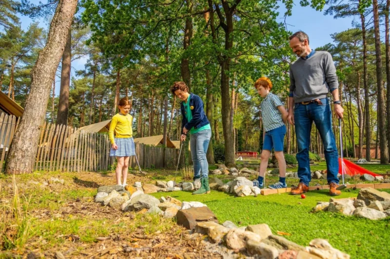 Minigolf tussen de bomen bij EuroParcs Hoge Kempen