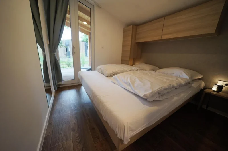 Slaapkamer van een vakantieverblijf bij EuroParcs Hoge Kempen