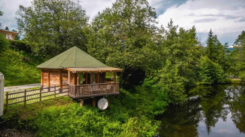 Houten verblijf met overdekt terras bij EuroParcs Wörthersee