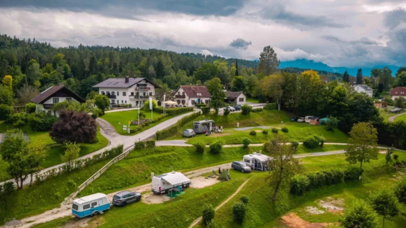 Kampeerplaatsen op het groene terrein bij EuroParcs Wörthersee