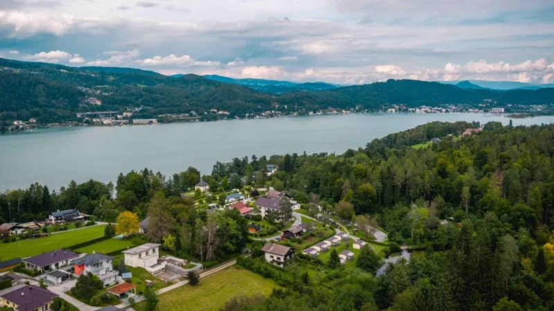 Park met uitzicht op de Wörthersee bij EuroParcs Wörthersee
