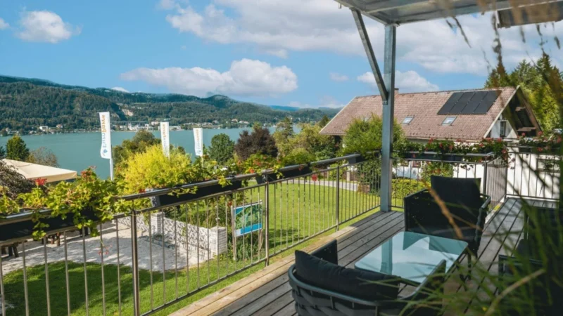 Uitzicht over het meer vanaf een terras bij EuroParcs Wörthersee