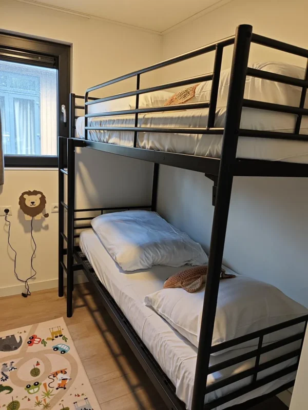 Kinderslaapkamer met stapelbed bij EuroParcs Zilverstrand