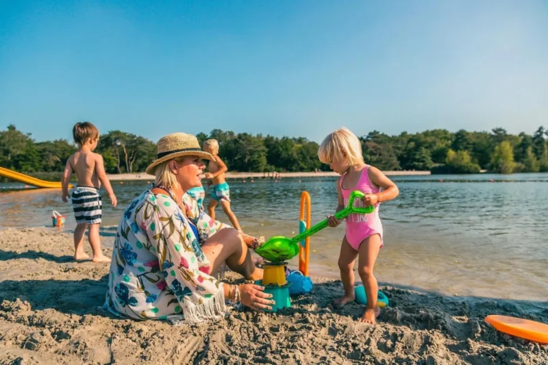 Spelen op het zandstrand bij EuroParcs Zilverstrand