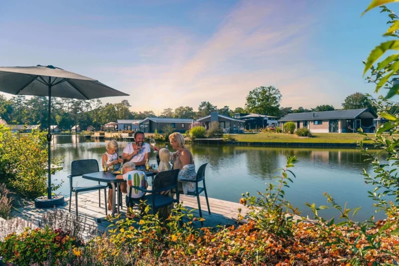 Terras aan het water bij EuroParcs Zilverstrand