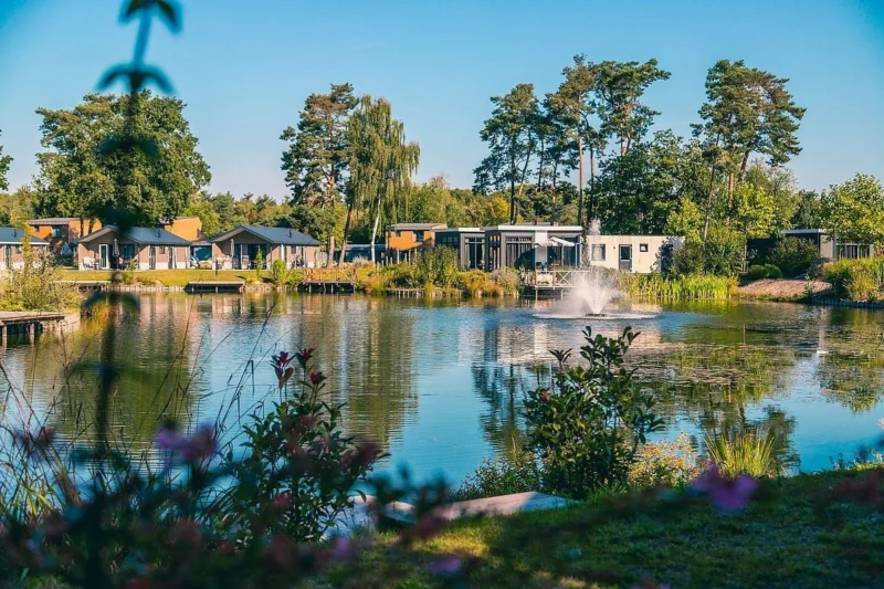 Verblijven aan de recreatieplas bij EuroParcs Zilverstrand