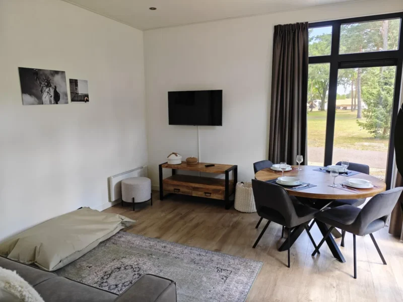 Woonkamer van een kindercottage bij EuroParcs Zilverstrand