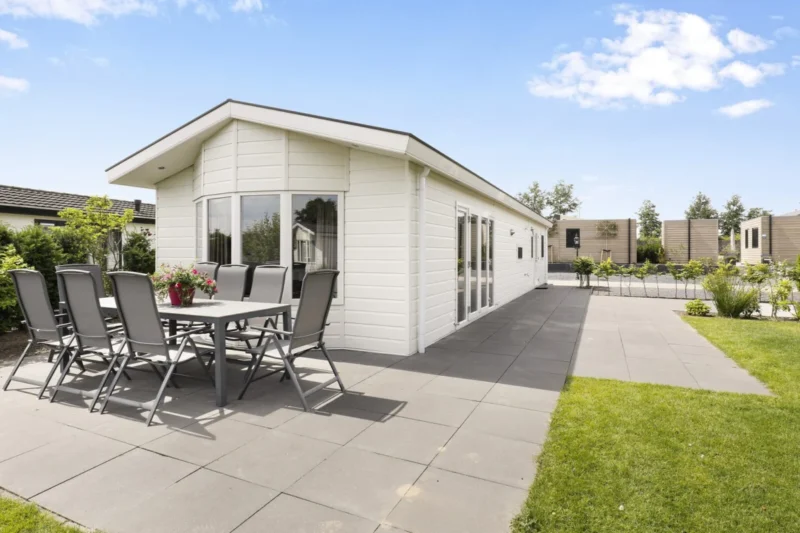 IJsvogel-chalet met tuin en terras op Familiehuis Nunspeet