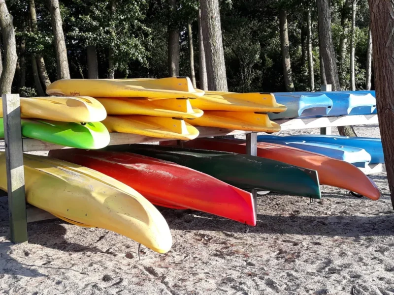 Kano's op rekken bij het strand van Familiehuis Nunspeet