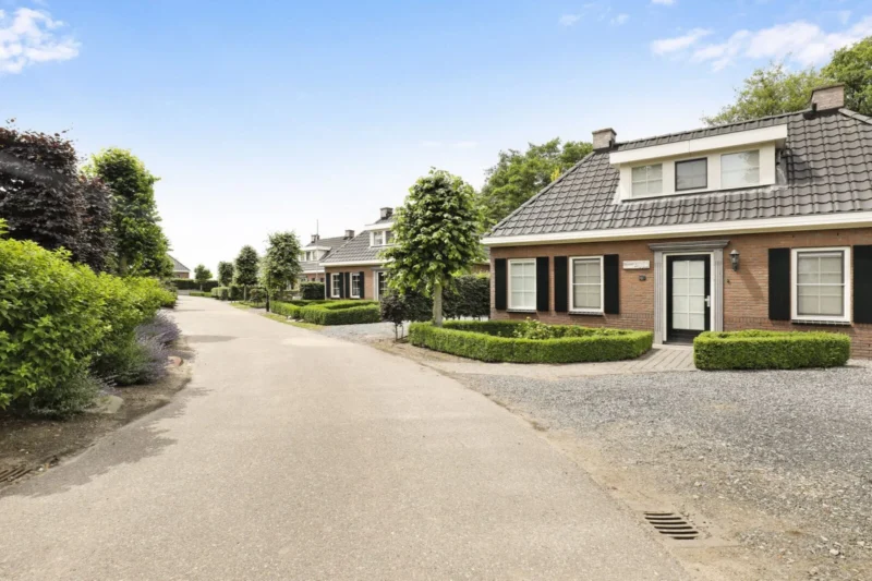 Notariswoningen langs een parkstraat van Familiehuis Nunspeet