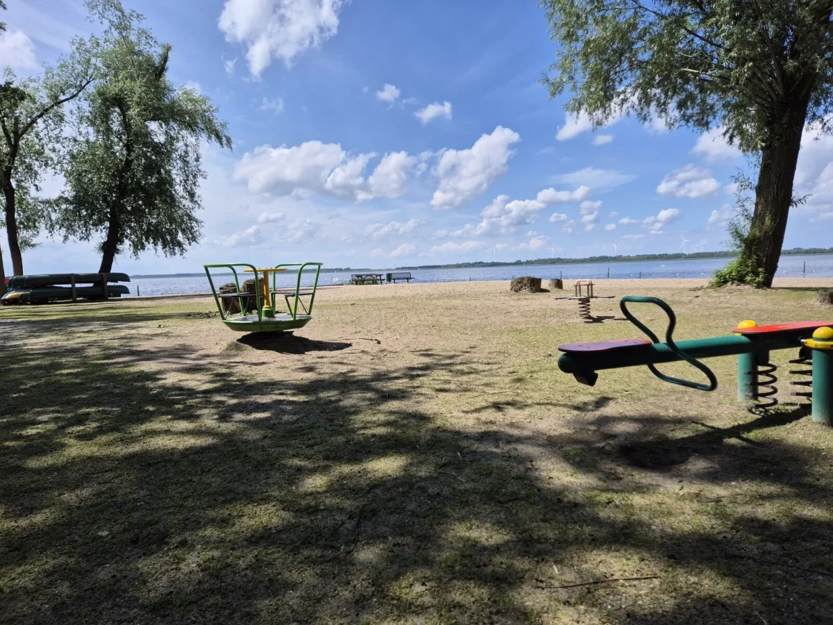 Natuurlijk strand met speeltoestellen aan het Veluwemeer bij Familiehuis Nunspeet