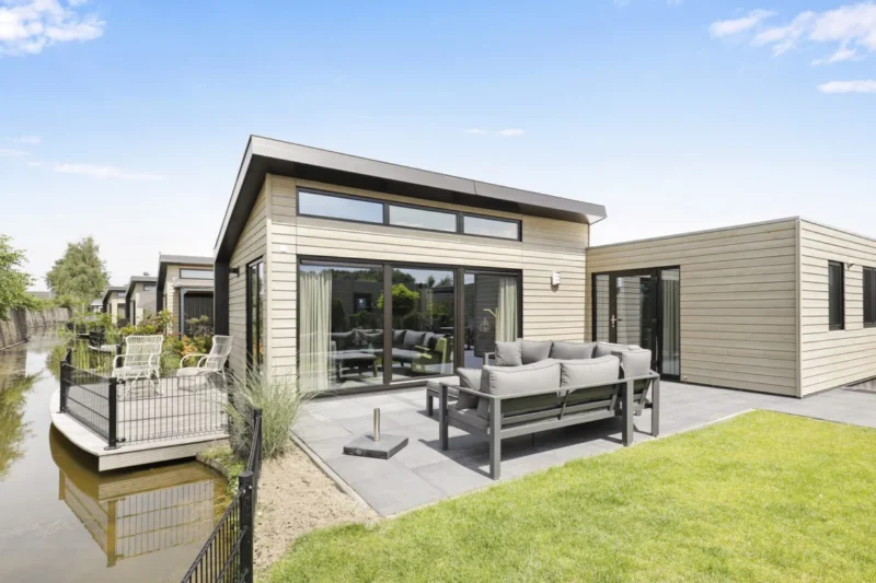 Watervilla met terras en vlonder bij een waterpartij op Familiehuis Nunspeet