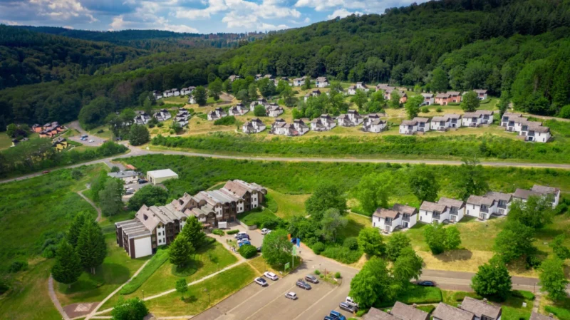 Overzicht van het heuvelachtige park bij Ferienpark Hambachtal