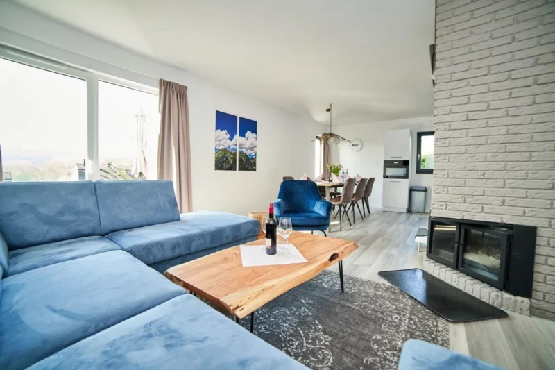 Woonkamer met open keuken bij Ferienpark Hambachtal