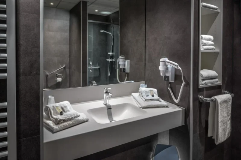 Badkamer met douche en wastafel bij Floreal Blankenberge
