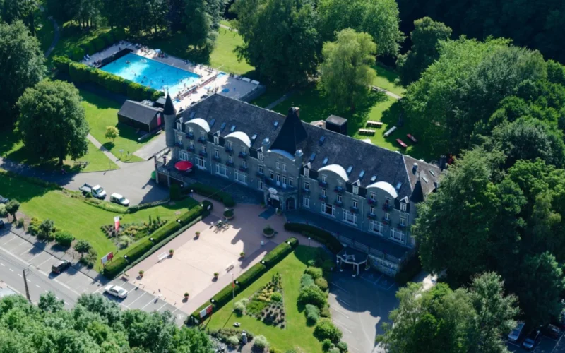 Overzicht van het domein aan de Ourthe bij Floreal La Roche-en-Ardenne