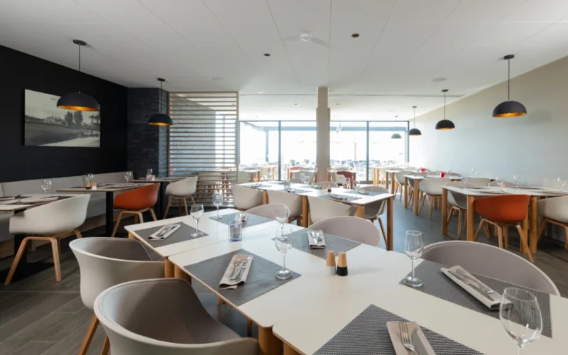 Brasserie met grote ramen bij Floreal Mont-Saint-Aubert