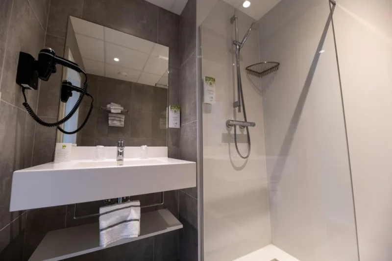 Badkamer bij een kamer bij Floreal Mont-Saint-Aubert