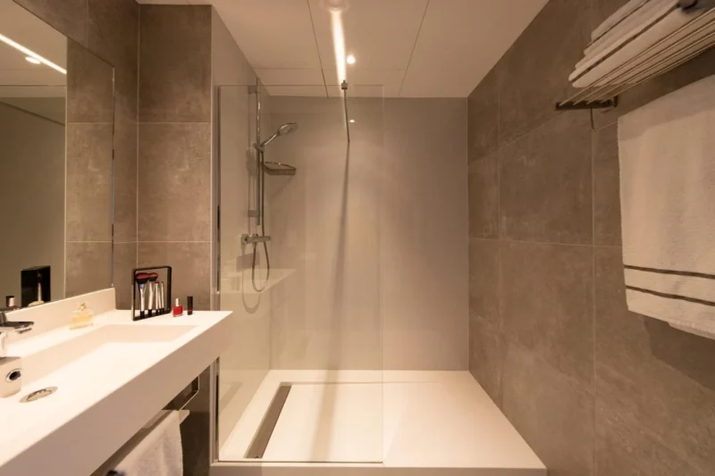 Ruime badkamer bij Floreal Mont-Saint-Aubert