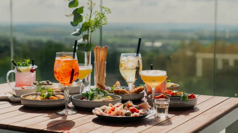 Maaltijd op het terras bij Floreal Mont-Saint-Aubert
