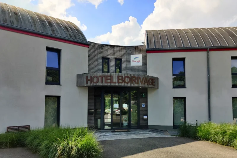 Ingang van Hotel Bô Rivage bij Floreal Neufchâteau