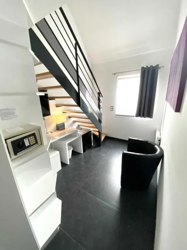 Kamer met trap naar een mezzanine bij Floreal Neufchâteau