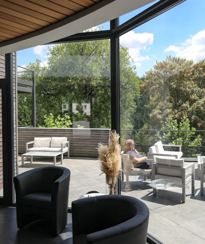 Overdekt terras bij Floreal Neufchâteau