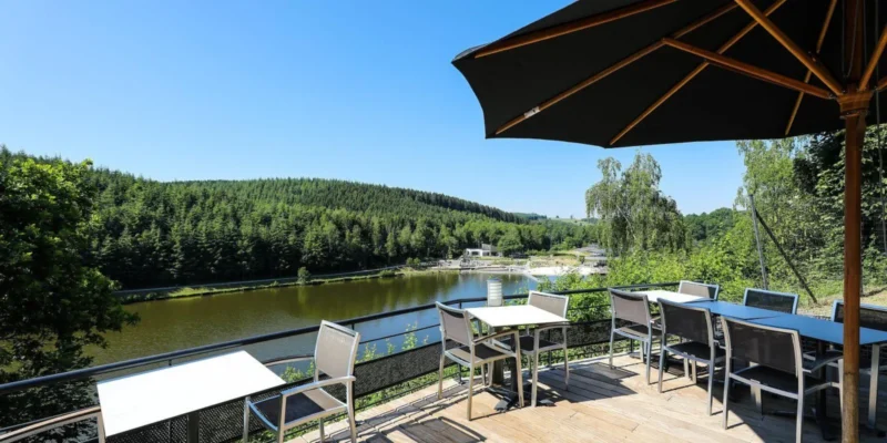 Terras met zicht op het meer bij Floreal Neufchâteau