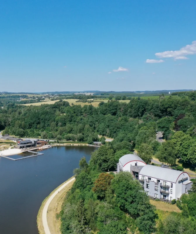 Overzicht van hotel en meer bij Floreal Neufchâteau
