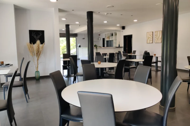 Eetruimte in het hotel bij Floreal Neufchâteau